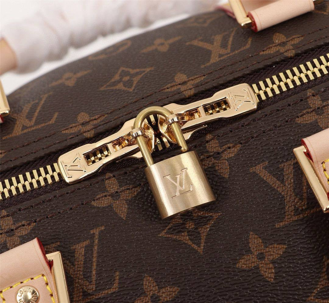LV TRAVELLING BAG 
GOOD QUALITY 
115 dhs🪙💕
SIZE : 55cm

Zain39
♥️♥️♥️