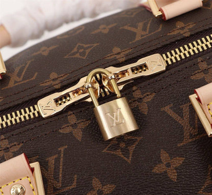 LV TRAVELLING BAG 
GOOD QUALITY 
115 dhs🪙💕
SIZE : 55cm

Zain39
♥️♥️♥️