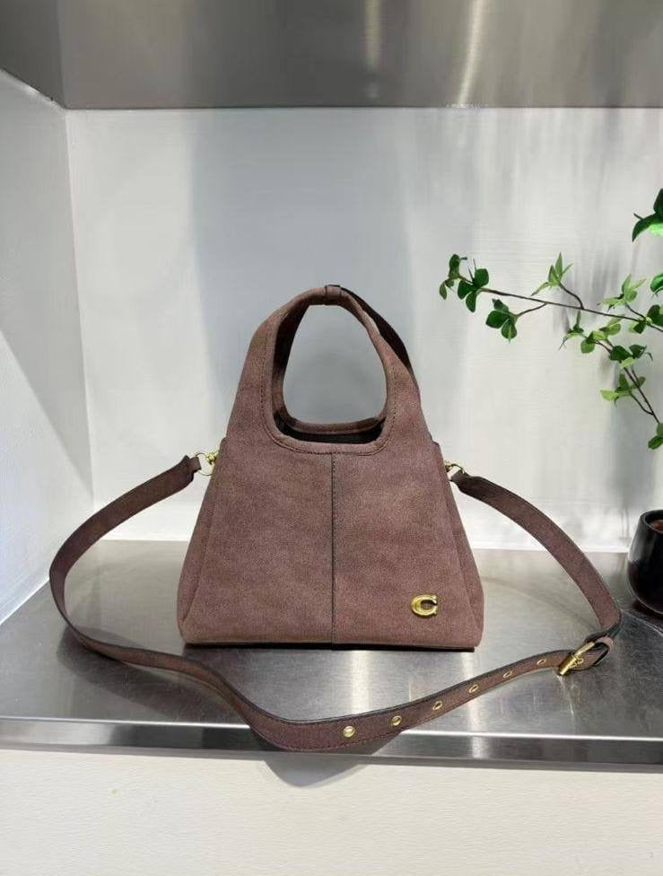 Coach Lana Shoulder Bag
26cm × 11cm × 16cm
with box
🎁🎁🎁

100 dhs🇦🇪

Zain95
♥️♥️♥️