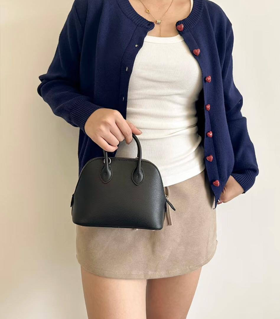 Hermes 

small 
95 dhs🇦🇪
size 18×18×9×14cm
big
105 dhs🇦🇪
size 26×9×19cm

with box🎁

Zain42
♥️♥️♥️