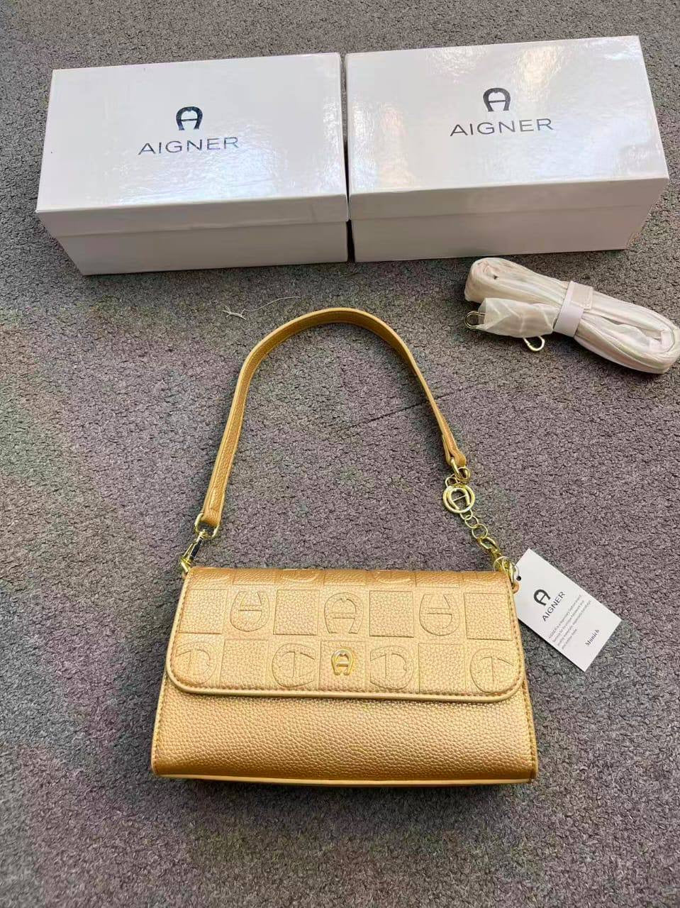 Aigner
90 dhs🪙💕

with box
🎁🎁🎁

size 24cm

Zain26
♥️♥️♥️