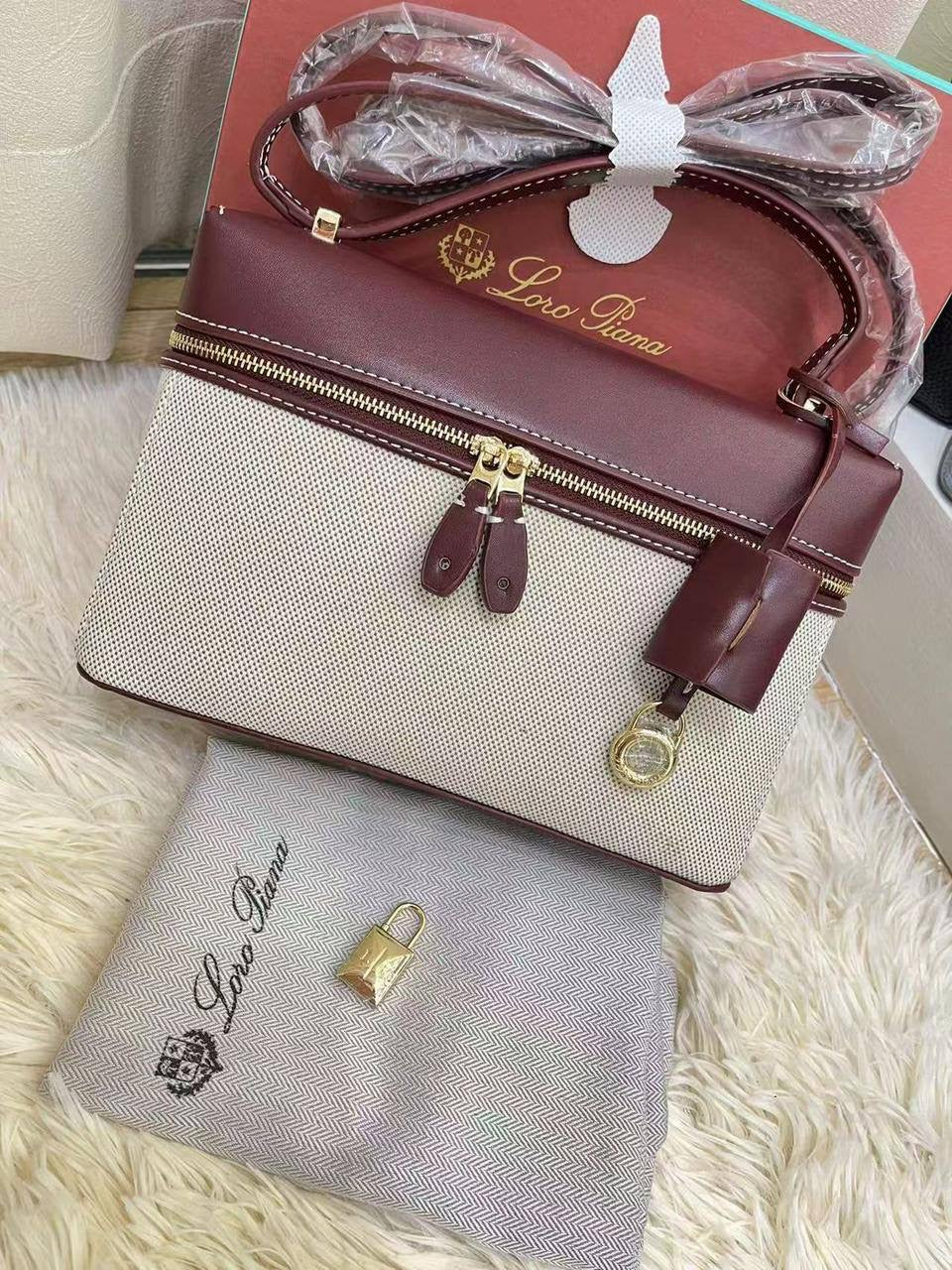 Loro Piana

95 dhs🇦🇪

with box
🎁🎁🎁

Zain143
♥️♥️♥️