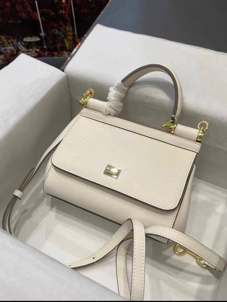 D&G

100 dhs🇦🇪

with box
🎁🎁🎁

size 20cm

Zain26
♥️♥️♥️