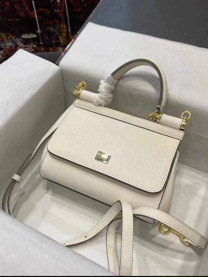 D&G

100 dhs🇦🇪

with box
🎁🎁🎁

size 20cm

Zain26
♥️♥️♥️