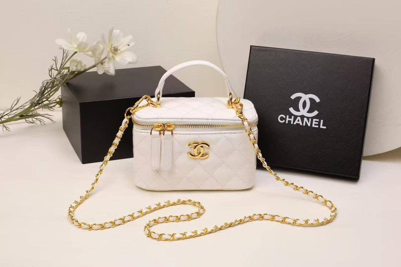 Chanel 24K
Size: 17 * 10 * 8 cm
90 dhs🇦🇪

with box
🎁🎁🎁

Zain115
♥️♥️♥️