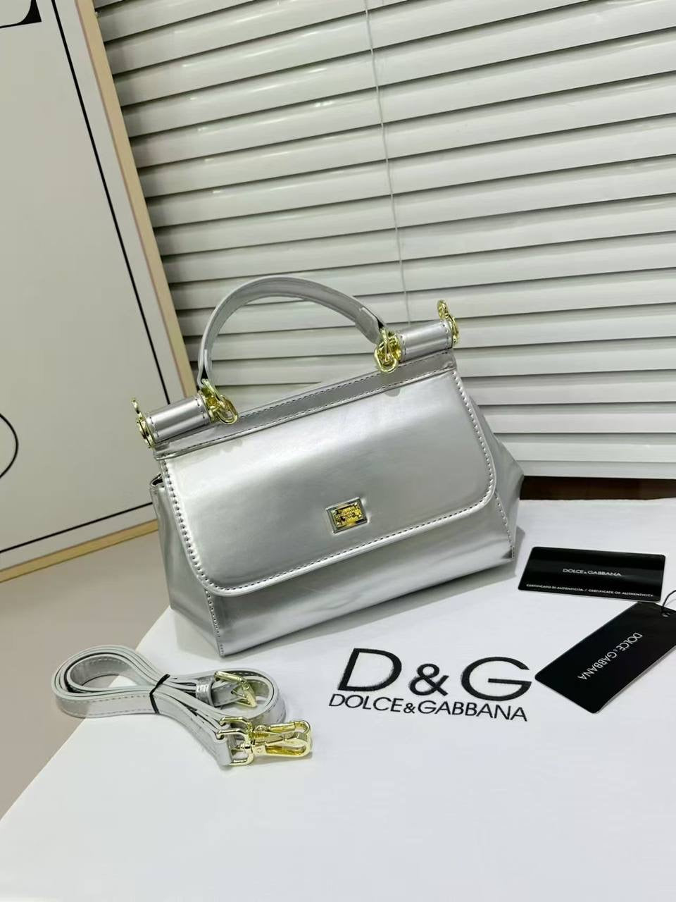 Dolce & Gabbana 
Size : 20 * 15 * 9 cm
110 dhs🇦🇪

with box 
🎁🎁🎁

Zain115
♥️♥️♥️