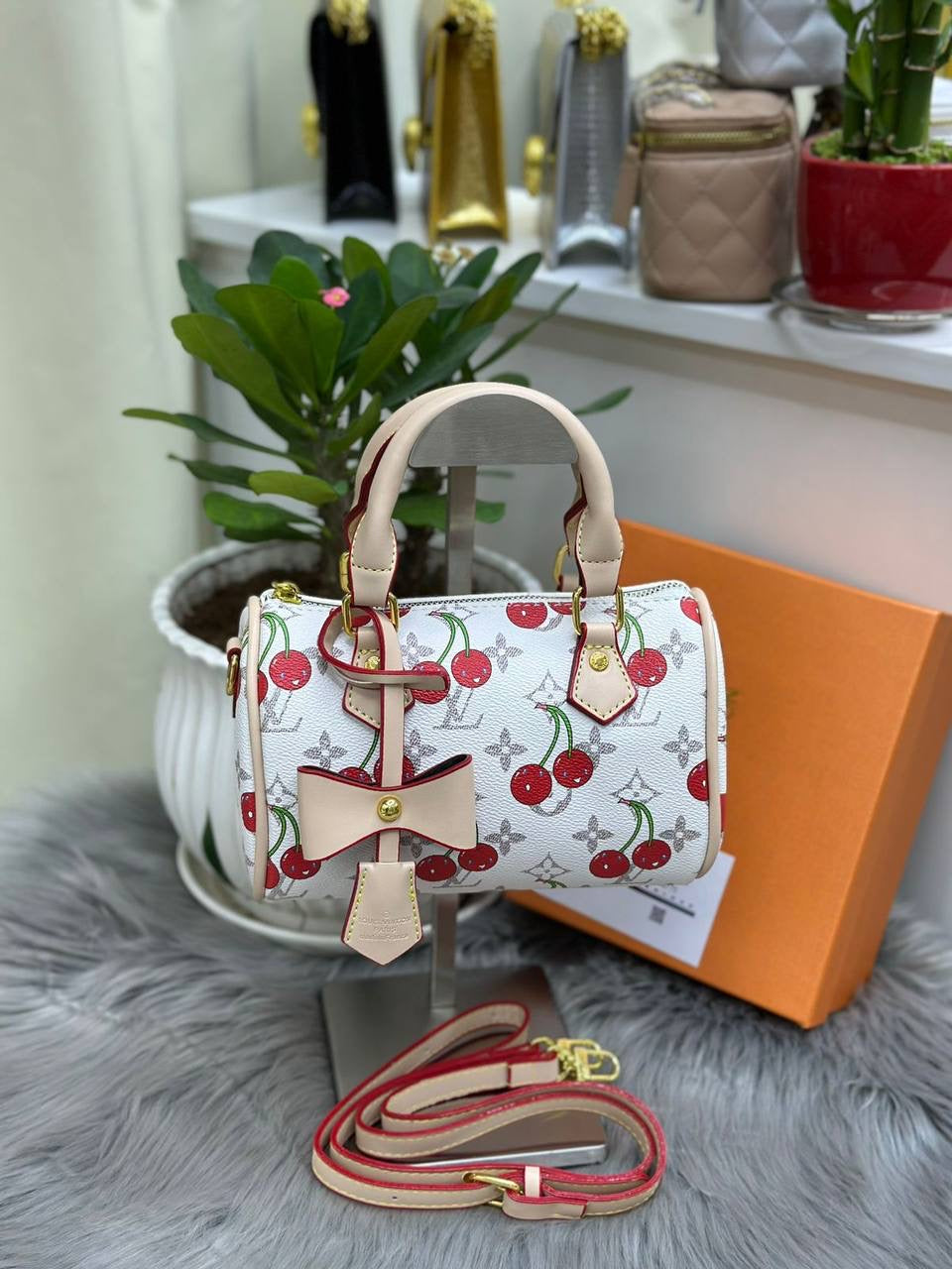 LV 
SIZE  ……… 20CM

85 dhs🇦🇪

With BOX
🎁🎁🎁

Zain244
♥️♥️♥️