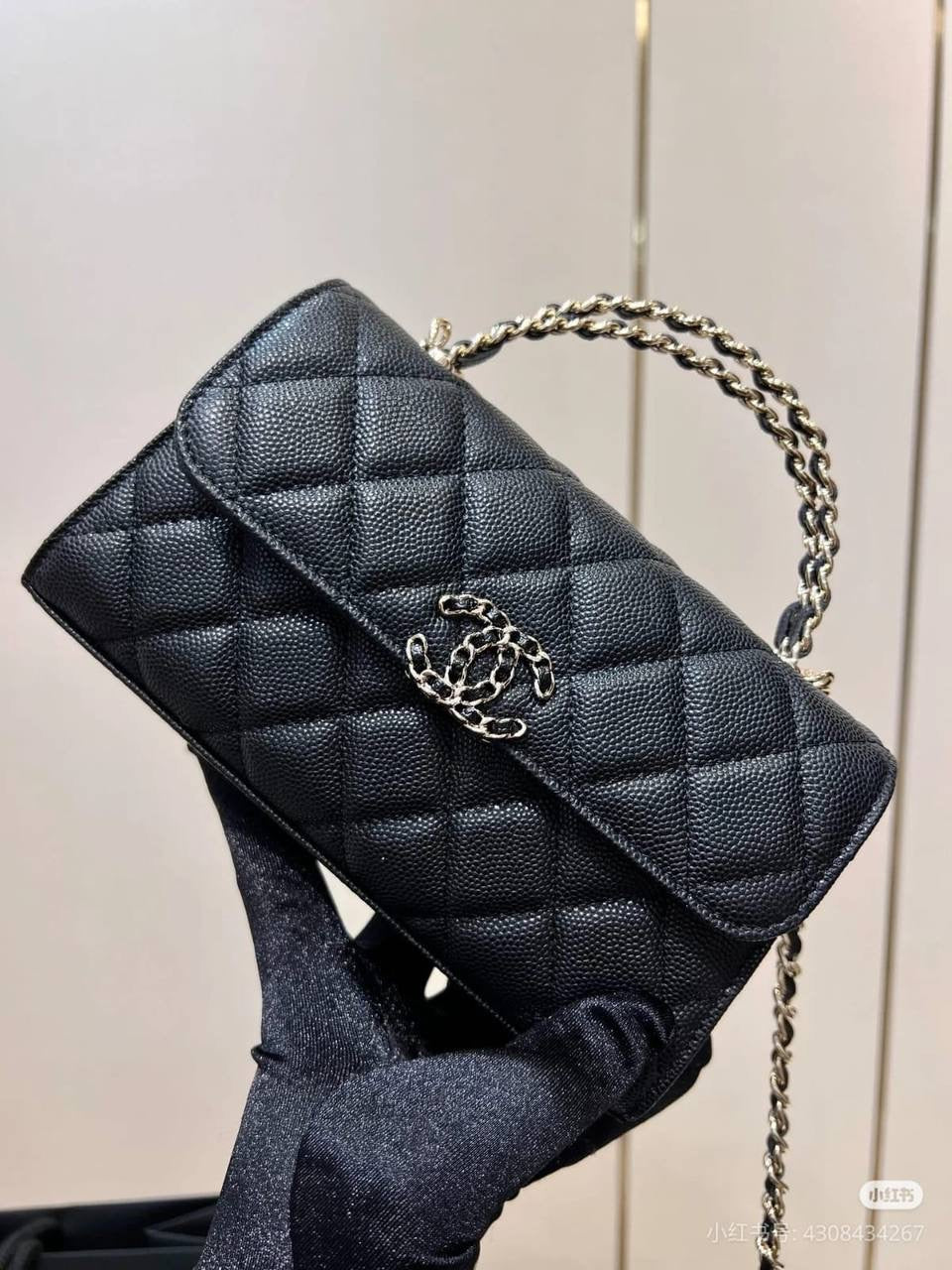 Chanel
105 dhs🇦🇪
Comes with Chanel exclusive box and card🎁

Especially good quality

Zain07
♥️♥️♥️