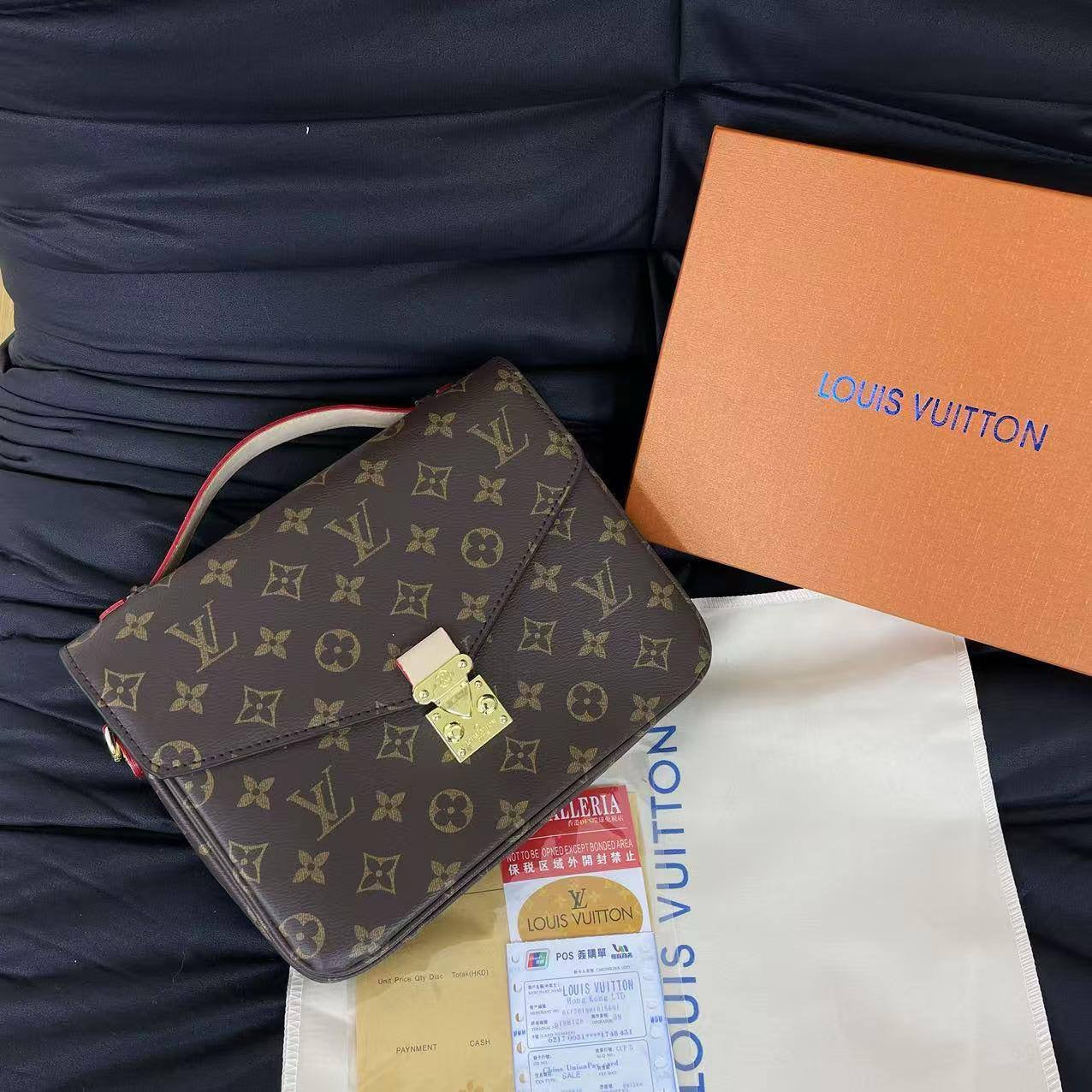 LV
25*19*8 cm

With box
🎁🎁🎁

100 dhs🇦🇪

Zain17
♥️♥️♥️