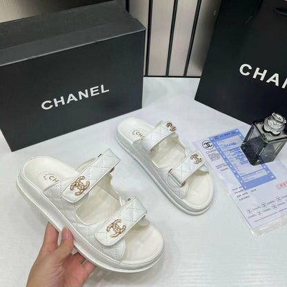 NEW CAME 
CHANEL SLIPPER 

GOOD QUALITY 

110 dhs🇦🇪
36 TO 41 NEW CAME 

Zain40
♥️♥️♥️