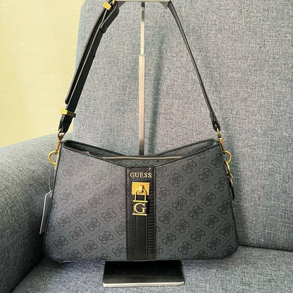 Guess 
Size: 27 ~ 22 cm
80 dhs🇦🇪

with box
🎁🎁🎁

Zain115
♥️♥️♥️