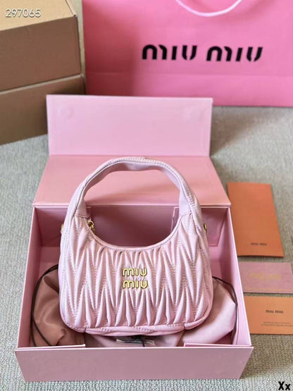 Miu Miu 
Master 
250 dhs🇦🇪

Zain141
♥️♥️♥️