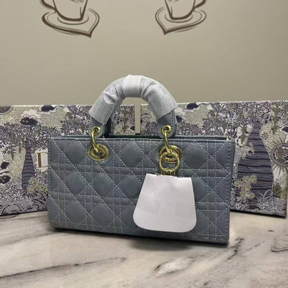 Dior
105 dhs🇦🇪

Good quality 
with box
🎁🎁🎁

Zain35
♥️♥️♥️