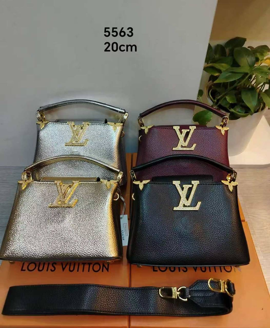 LV

120 dhs🇦🇪

with box
🎁🎁🎁

Zain107
♥️♥️♥️