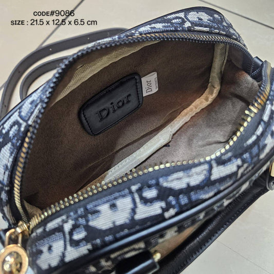 Dior
ʙᴏᴡʟɪɴɢ ᴛᴏᴘ ʜᴀɴᴅʙᴀɢ
ᴄʟᴀssɪᴄ DD ᴄᴀɴᴠᴀss ᴍᴀᴛᴇʀɪᴀʟ
ᴡɪᴛʜ ʟᴏɴɢ ʙᴇʟᴛ sᴛʀᴀᴘ
sɪᴢᴇ : 21.5cm
ᴡɪᴛʜ BOX
🎁🎁🎁

70 dhs🪙

Zain31
♥️♥️♥️
