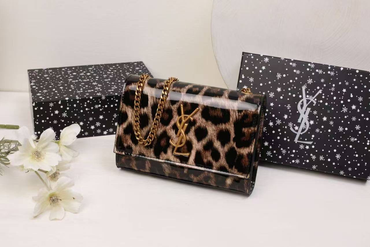 YSL - ʏᴠᴇs sᴀɪɴᴛ ʟᴀᴜʀᴀɴᴛ
ɢʟᴏssʏ ᴍᴀᴛᴇʀɪᴀʟ
ɢᴏʟᴅ ʟᴀᴄᴇ ʜᴀʀᴅᴡᴀʀᴇ
sɪᴢᴇ : 20 x 5 x 14 cm

ᴡɪᴛʜ BOX
🎁🎁🎁

90 dhs🇦🇪

Zain31
♥️♥️♥️