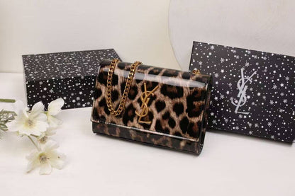 YSL - ʏᴠᴇs sᴀɪɴᴛ ʟᴀᴜʀᴀɴᴛ
ɢʟᴏssʏ ᴍᴀᴛᴇʀɪᴀʟ
ɢᴏʟᴅ ʟᴀᴄᴇ ʜᴀʀᴅᴡᴀʀᴇ
sɪᴢᴇ : 20 x 5 x 14 cm

ᴡɪᴛʜ BOX
🎁🎁🎁

90 dhs🇦🇪

Zain31
♥️♥️♥️