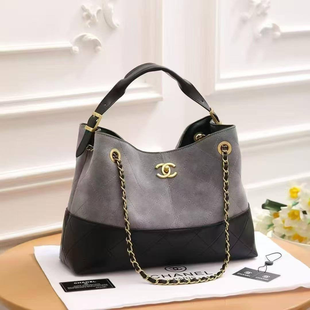 Chanel
Best quality 

with box’s 
🎁🎁🎁

120 dhs🇦🇪
size 35 cm

Zain158
♥️♥️♥️