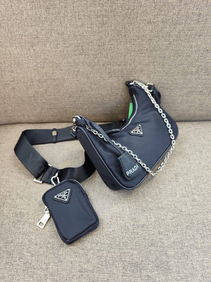 Prada
80 dhs🇦🇪

with box
🎁🎁🎁

Zain26
♥️♥️♥️