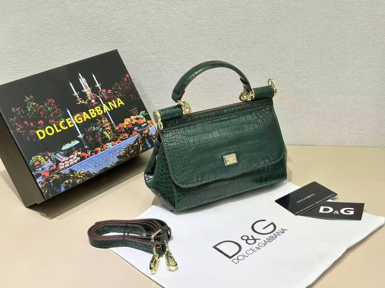 D&G
high quality 

with box 
🎁🎁🎁

100 dhs🪙💕

Zain39
♥️♥️♥️