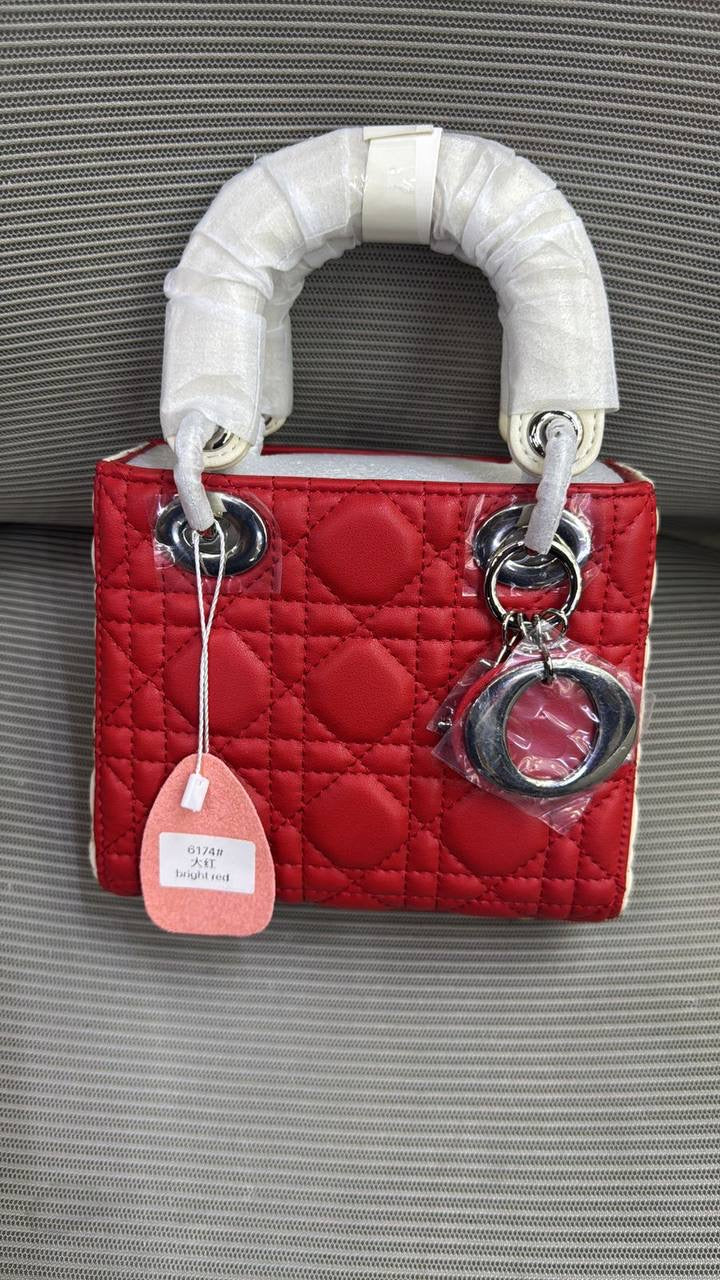 Dior

18cm

95 dhs🪙💕

with box
🎁🎁🎁

Zain16
♥️♥️♥️