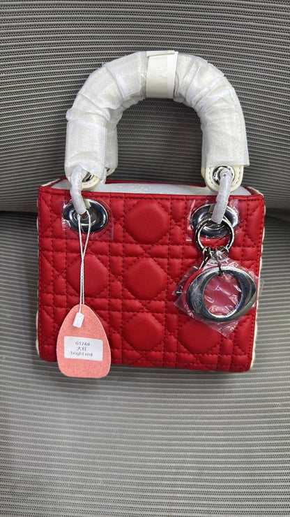 Dior

18cm

95 dhs🪙💕

with box
🎁🎁🎁

Zain16
♥️♥️♥️