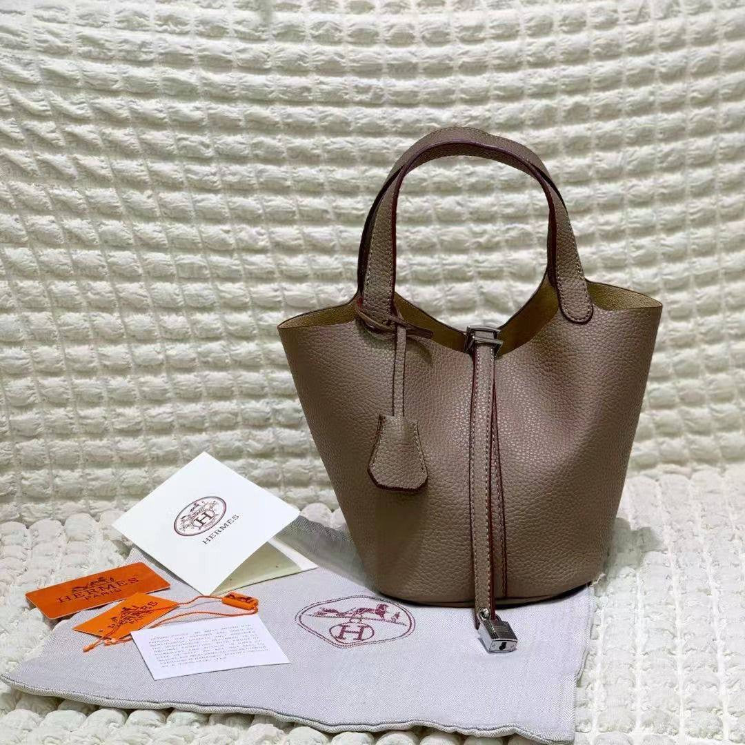 Hermes
SIZE  ……… 20CM 🥰
80 dhs🪙💕

with BOX🌷
🎁🎁🎁

Zain244
♥️♥️♥️