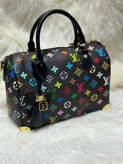 LV
good quality, 
comes 

with box, 
🎁🎁🎁
size 26 * 22 cm 
100 dhs🇦🇪

Zain12
♥️♥️♥️