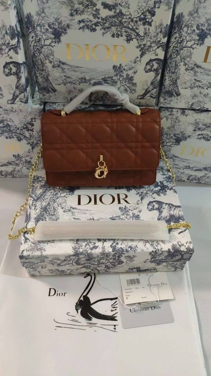 Dior 
with box, 
🎁🎁🎁

105 dhs🇦🇪

Size 21*9*12cm

Zain161
♥️♥️♥️