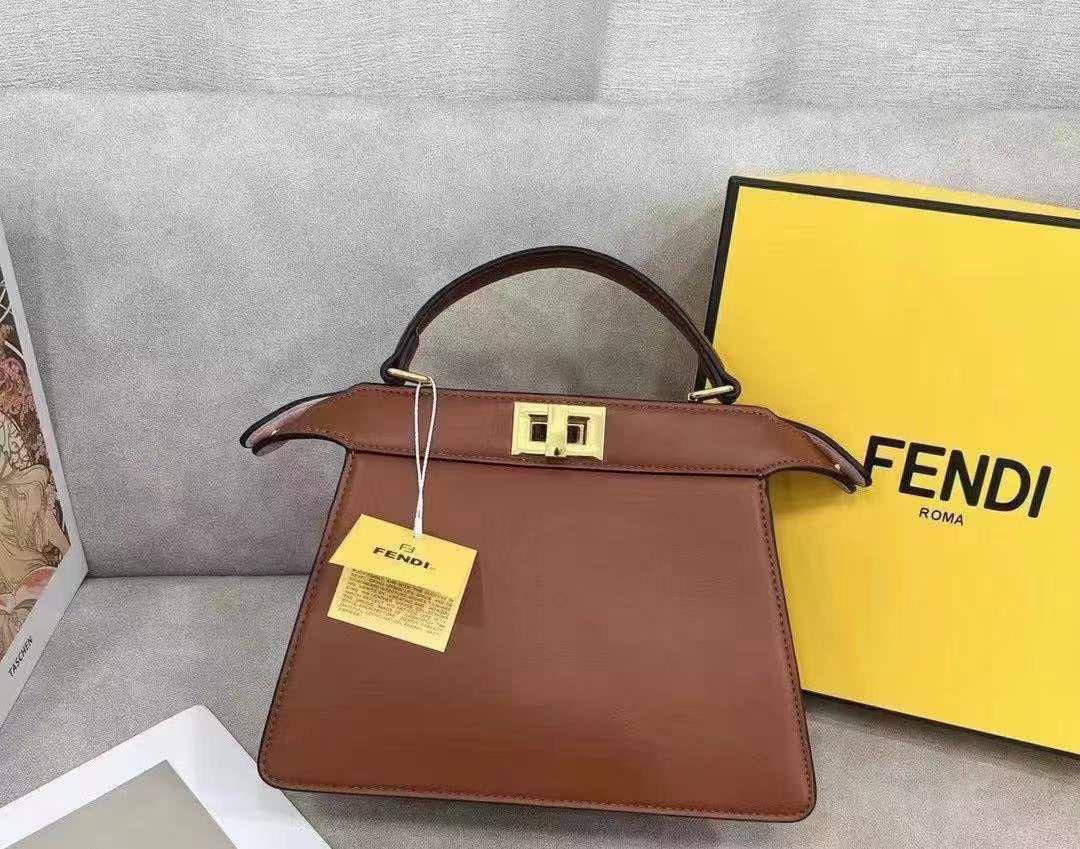 Fendi 
Good Quality 

With Box 
🎁🎁🎁

110 dhs🇦🇪

Zain250
♥️♥️♥️