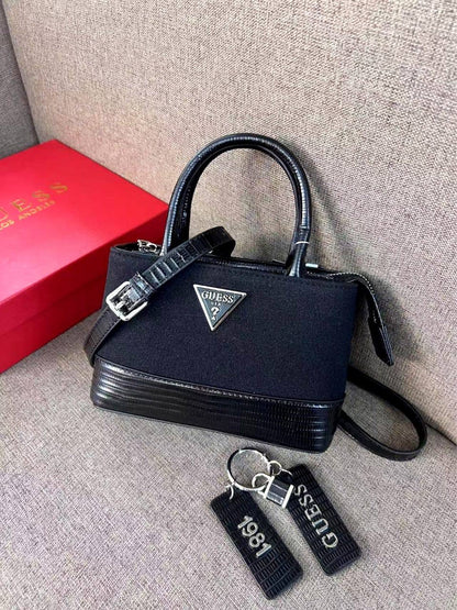 Prada
95 dhs🇦🇪

with box
🎁🎁🎁

size 20cm

Zain26
♥️♥️♥️