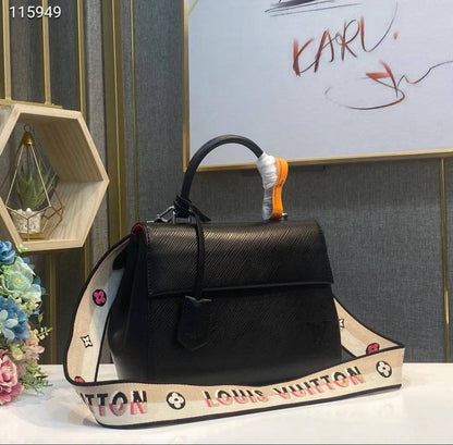 LV

90 dhs🇦🇪
Good quality 

with box
🎁🎁🎁

Zain35
♥️♥️♥️