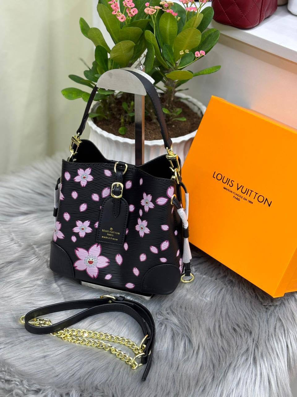 LV
SIZE……….  20 cm 
110 dhs🇦🇪

with BOX
🎁🎁🎁

Zain244
♥️♥️♥️