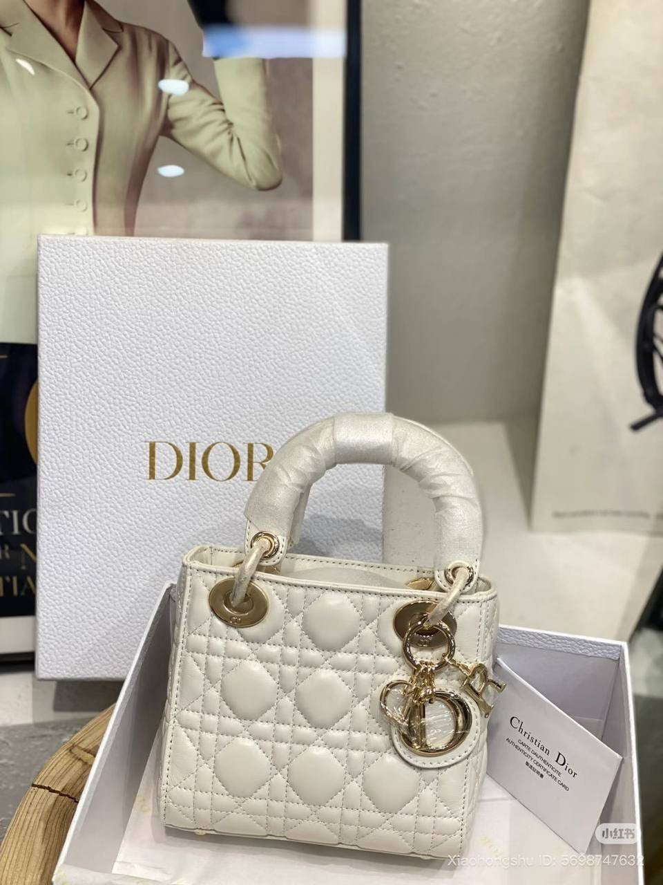 DIOR

SUPER MASTER QUALITY🫶
WITH FULL PACKAGING 🎁
17CM

For Price 👇 WTSP Text Zain 0568585901

Zain255
♥️♥️♥️