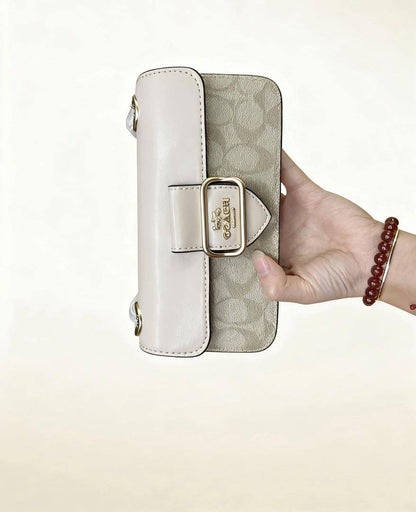 Coach

90 dhs🪙

With box
🎁🎁🎁

Zain35
♥️♥️♥️