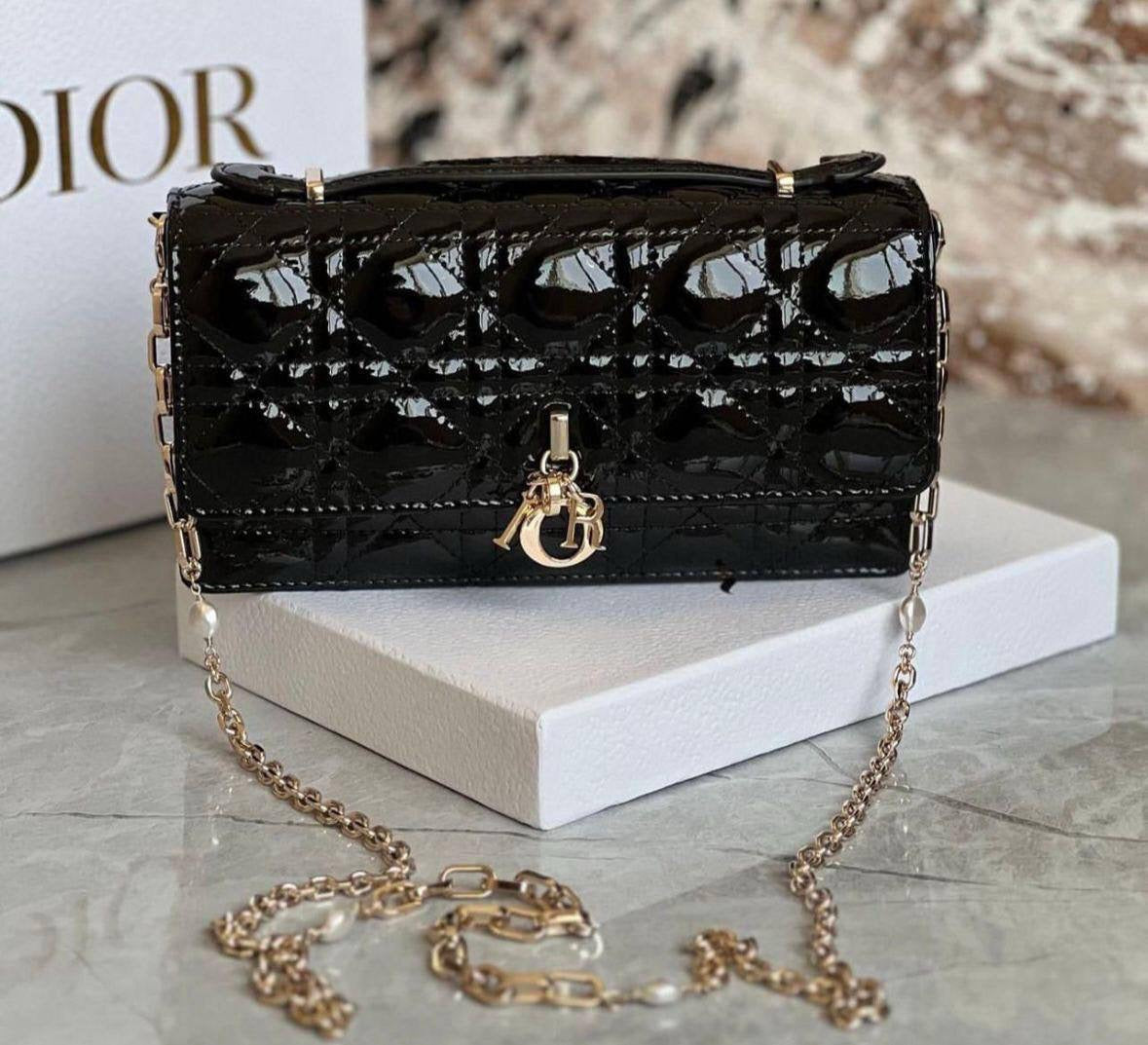 DIOR 

95 dhs🇦🇪

with box
🎁🎁🎁

Zain90
♥️♥️♥️