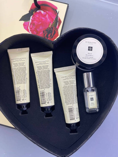 Jo Malone 5in1 set
95 dhs🇦🇪

3pcs hand cream 
- English pear
- Wood sage 
- Lime basil
1pc cologne - wild bluebell
1pc body cream -wild bluebell

Zain01
♥️♥️♥️