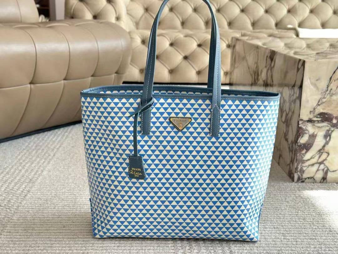 Prada 

Shopper Bag

Good Quality 
95 dhs🇦🇪

Zain250
♥️♥️♥️