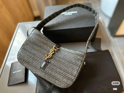🎉 Offer 🎊  YSL hobo
Size :  24 * 13 cm
70 dhs🇦🇪
with box🎁

Zain115
♥️♥️♥️