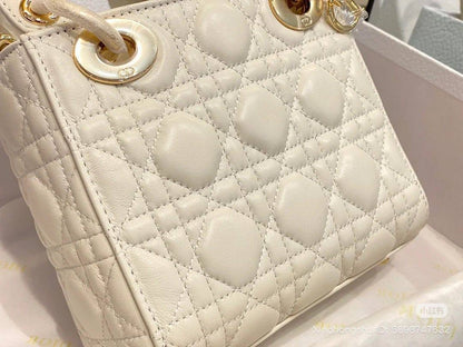 DIOR

SUPER MASTER QUALITY🫶
WITH FULL PACKAGING 🎁
17CM

For Price 👇 WTSP Text Zain 0568585901

Zain255
♥️♥️♥️