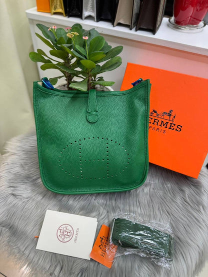 HERMES
SIZE……….  30  CM🌷
105 dhs🪙💕

with BOX✅
🎁🎁🎁

Zain244
♥️♥️♥️