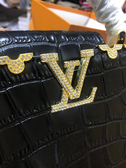 LV
115 dhs🪙💕

with box
🎁🎁🎁
size 20×7.5×14cm

Zain42
♥️♥️♥️