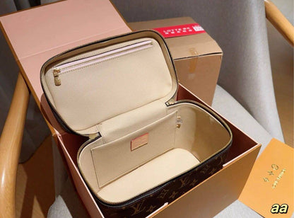 LV
Set of 3 pcs 290 dhs🇦🇪

big  120 dhs🇦🇪
size 35×9×19cm

medium 110 dhs🇦🇪
size 22×8.5×14cm

small  100 dhs🇦🇪
size 17×8.5×9.5cm

with box🎁

Zain42
♥️♥️♥️