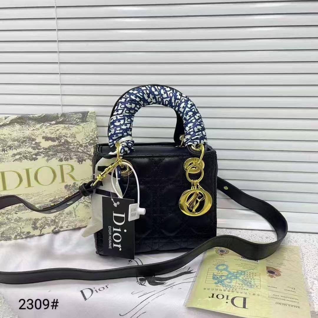 Dior
17.*15*10 cm

With box 
🎁🎁🎁

90 dhs🇦🇪

Zain17
♥️♥️♥️