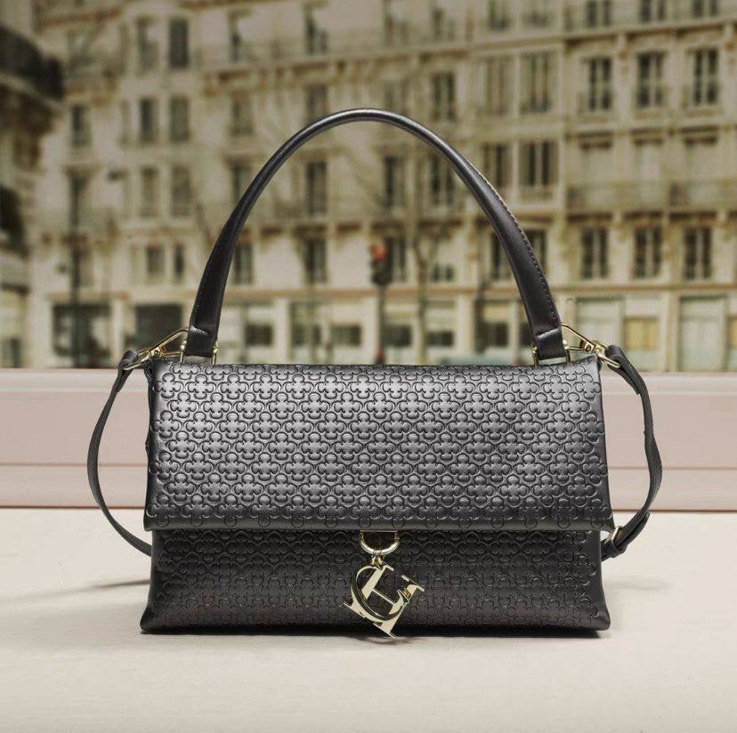 CH CH
95 dhs🇦🇪

size：24cm

Good quality 

with box
🎁🎁🎁

Zain35
♥️♥️♥️