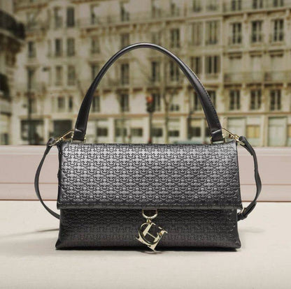 CH CH
95 dhs🇦🇪

size：24cm

Good quality 

with box
🎁🎁🎁

Zain35
♥️♥️♥️