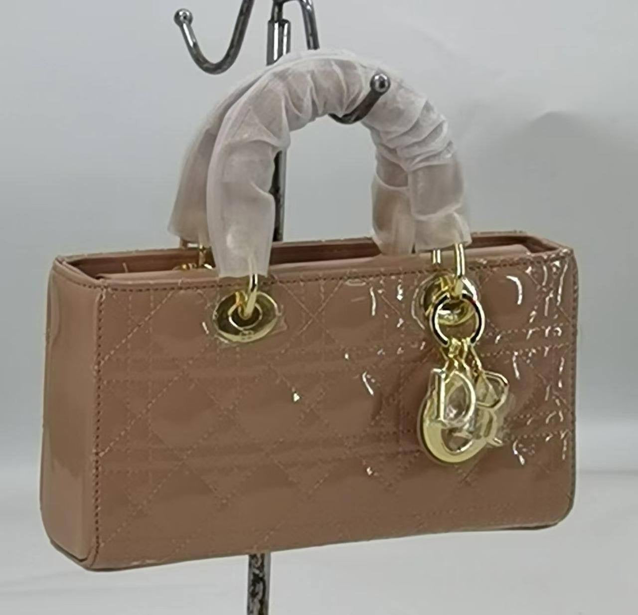 DIOR 
25*6*13cm

105 dhs🇦🇪

with Box
🎁🎁🎁

Zain254
♥️♥️♥️