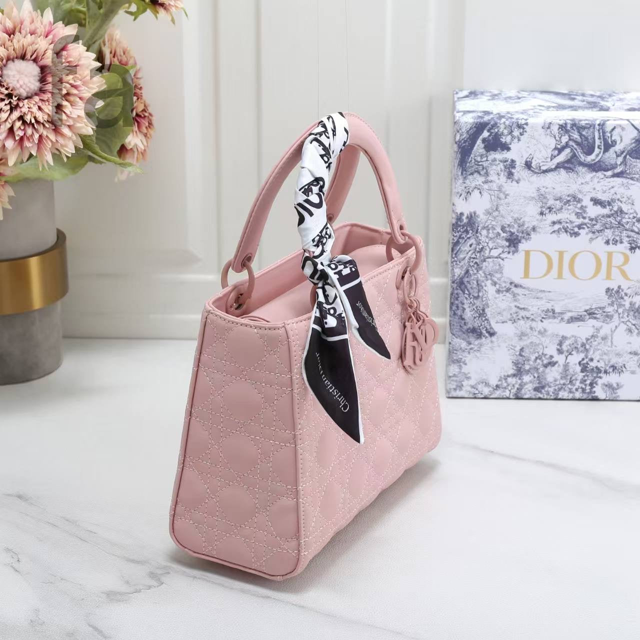 Dior
105 dhs🇦🇪

with box
🎁🎁🎁

size 25cm

Zain26
♥️♥️♥️