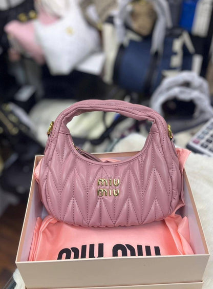 Miu Miu

With box 
🎁🎁🎁

95 dhs🇦🇪

Zain93
♥️♥️♥️