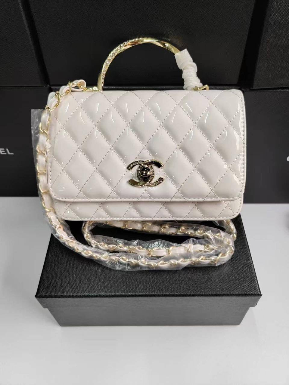 Chanel 24P
Size : 20 * 14 * 7 cm

95 dhs🇦🇪

with box 🎁

Zain115
♥️♥️♥️